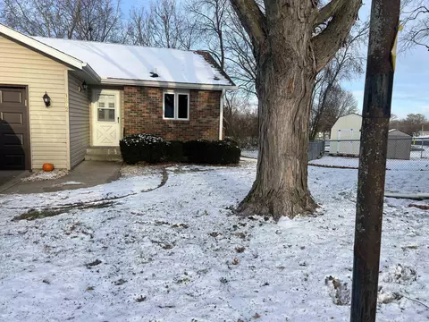 1802 W Winchester Dr, Freeport, IL 61032