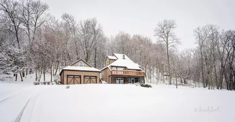 5 Valley Rd, Galena, IL 61036