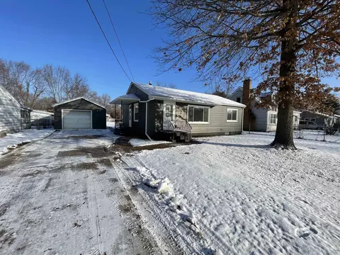 704 Sycamore Ln, Machesney Park, IL 61115