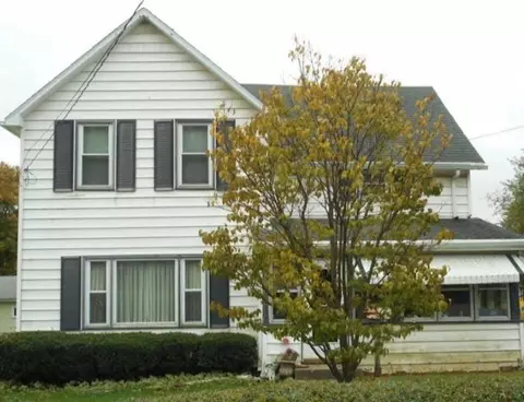 7 W South St, Freeport, IL 61032