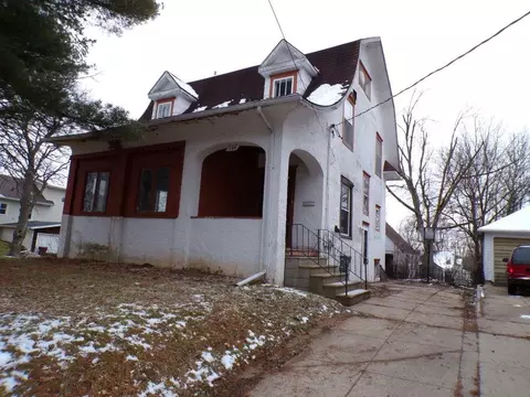 1149 W Pleasant St, Freeport, IL 61032