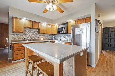 Kitchen - 607 Knollwood, Lake Summerset, IL 61019 photo 2 of 3