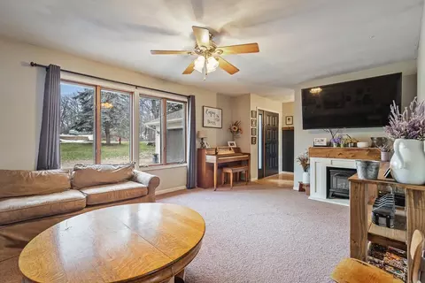 Living - 607 Knollwood, Lake Summerset, IL 61019 photo 2 of 5