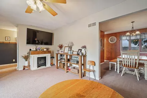 Bedroom - 607 Knollwood, Lake Summerset, IL 61019 photo 1 of 11