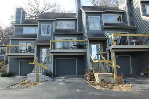 302 Territory Dr, Galena, IL 61036