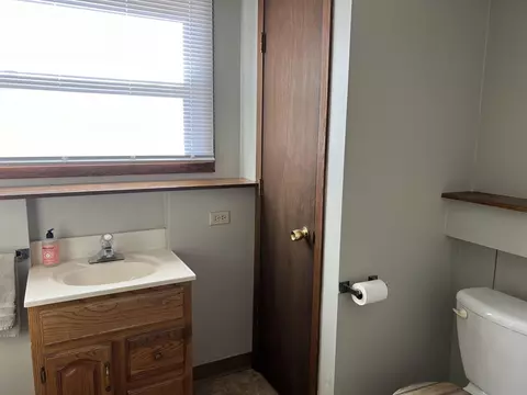 Bath - 1524 Jay St, Freeport, IL 61032 photo 1 of 3