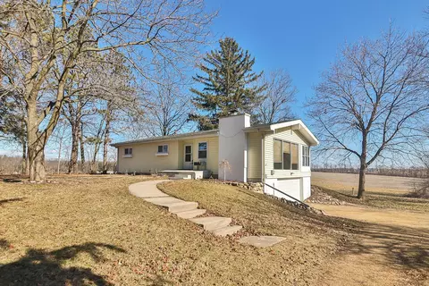 215 N Stephenson St, Cedarville, IL 61013