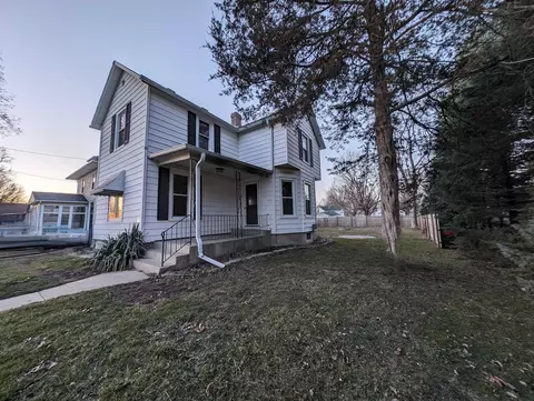 210 W Zimmerman St, Dakota, IL 61018