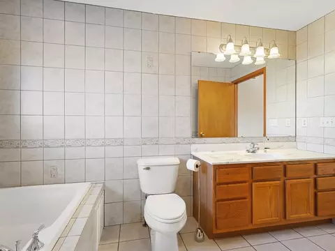 Bath - 728 Westmore, Lake Summerset, IL 61019 photo 3 of 4