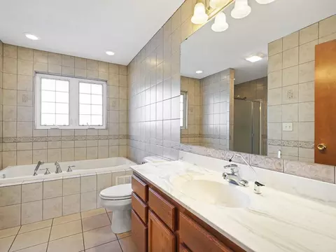 Bath - 728 Westmore, Lake Summerset, IL 61019 photo 1 of 4