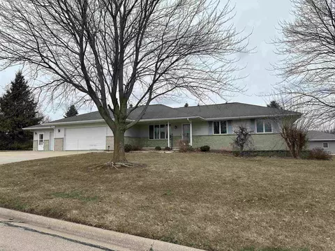 605 Country Lane Dr, Lena, IL 61048
