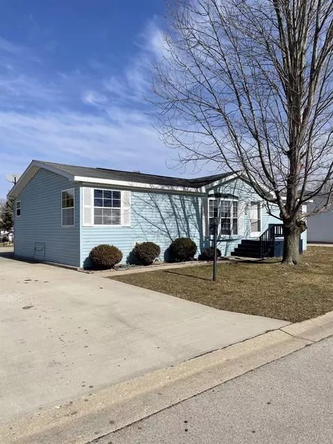 5366 Autumnash Ln, Roscoe, IL 61073