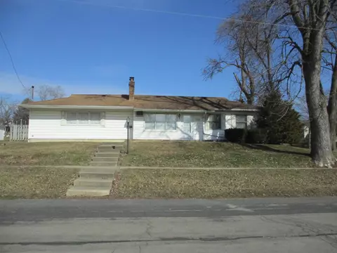 1304 W American St, Freeport, IL 61032