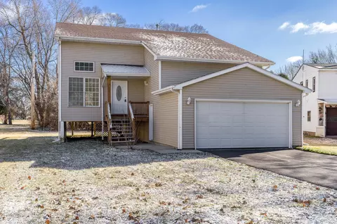 12 Beach Ct, Machesney Park, IL 61115