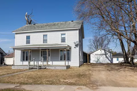 Exterior - 104 E Walnut St, Apple River, IL 61001 photo 2 of 9