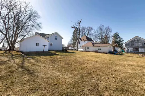 Exterior - 104 E Walnut St, Apple River, IL 61001 photo 4 of 9