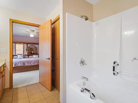 Bath - 1809 Darby, Lake Summerset, IL 61019 photo 2 of 5
