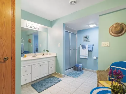 Bath - 1809 Darby, Lake Summerset, IL 61019 photo 4 of 5