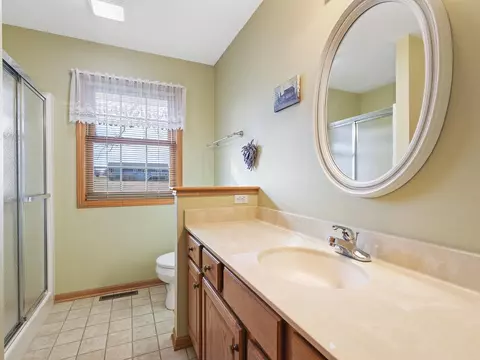 Bath - 1809 Darby, Lake Summerset, IL 61019 photo 3 of 5