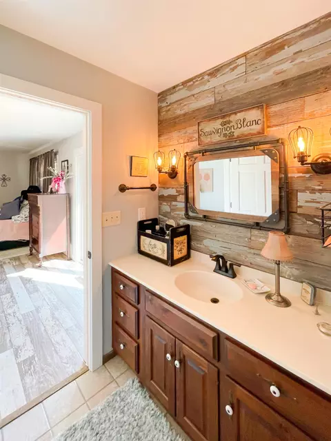 Bath - 10391 Moonglow Dr, Roscoe, IL 61073 photo 4 of 4