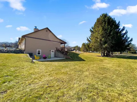 Exterior - 10391 Moonglow Dr, Roscoe, IL 61073 photo 16 of 30