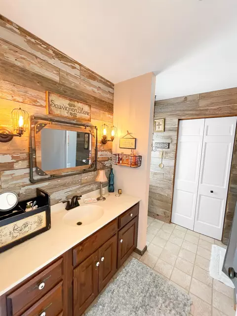 Bath - 10391 Moonglow Dr, Roscoe, IL 61073 photo 2 of 4