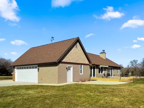 Exterior - 10391 Moonglow Dr, Roscoe, IL 61073 photo 4 of 30