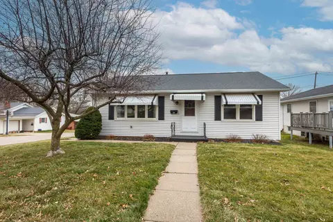 792 Montgomery Ave, East Dubuque, IL 61025