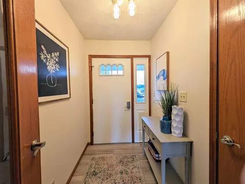 Entry Way - 865 Breckenboro Rd, Lake Summerset, IL 61019 photo 2 of 2