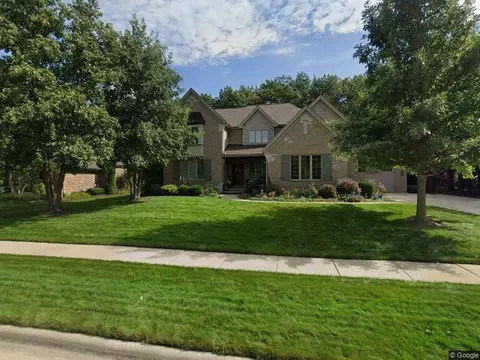 1439 Castle Hill Dr, Rockford, IL 61107