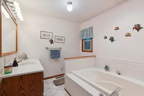 Bath - 1924 Schell Dr, Rockford, IL 61109 photo 1 of 4
