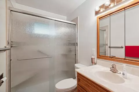Bath - 1924 Schell Dr, Rockford, IL 61109 photo 3 of 4