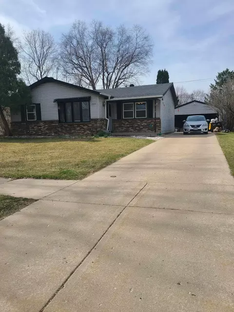 1325 Mondale Dr, Rockford, IL 61108