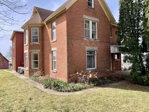 504 S Main St, Elizabeth, IL 61028