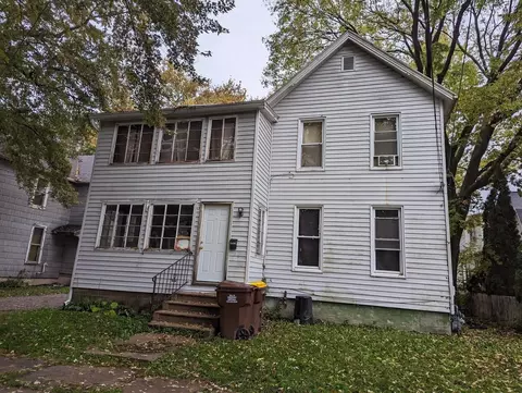 421-421 W 5 W Avon St, Freeport, IL 61032