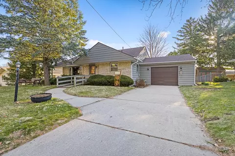 1112 Jackson St, Pecatonica, IL 61063 photo 2