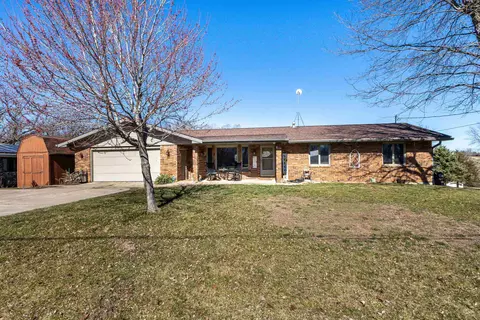 60 Rose Dr, East Dubuque, IL 61025