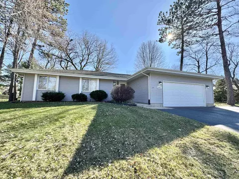 6811 Nestlewood Dr, Roscoe, IL 61073