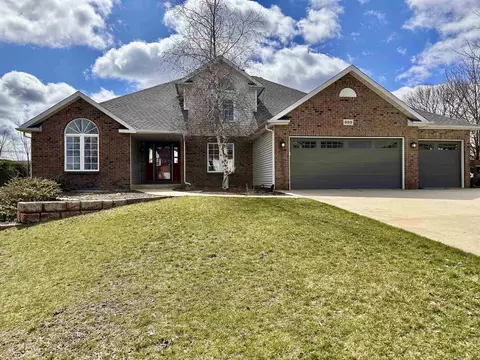 650 Merrion Rd, Roscoe, IL 61073