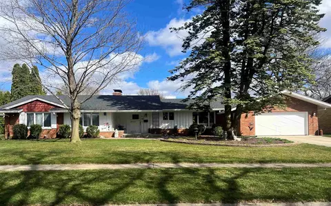 805 Hemlock Ln, Rockford, IL 61107