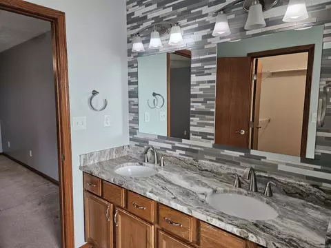 Bath - 10590 Meadowsweet Ln, Roscoe, IL 61073 photo 2 of 4