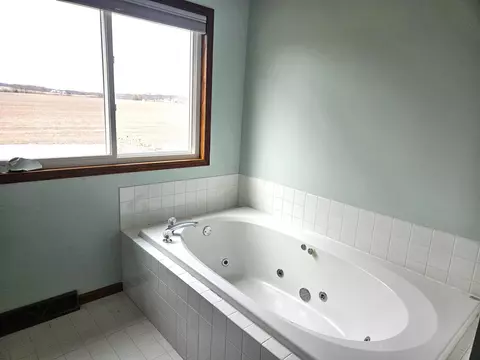 Bath - 10590 Meadowsweet Ln, Roscoe, IL 61073 photo 4 of 4