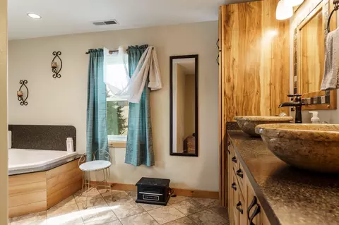 Bath - 10760 E Rock Grove Rd, Davis, IL 61019 photo 2 of 6