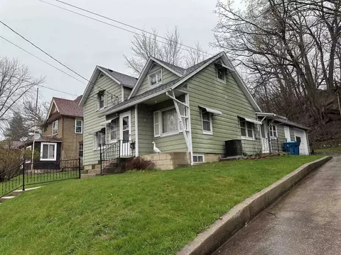 104 5th St, Savanna, IL 61074