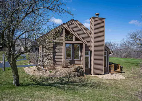 108 E Point Dr, Galena, IL 61036