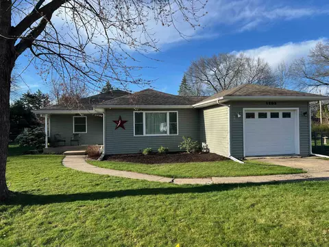 1203 Parkwood Ave, Rockford, IL 61107