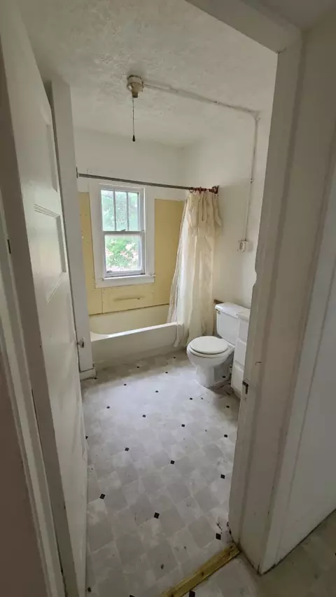 216 E Washington, Freeport, IL 61032 photo 3