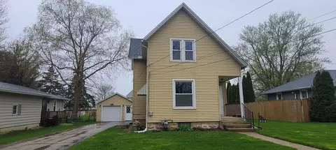 902 S 5th St, Oregon, IL 61061