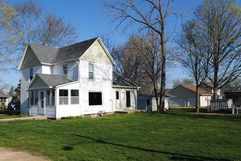 312 E 2nd St, Leaf River, IL 61047