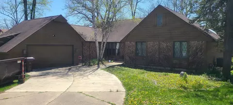 2525 Royal Oaks Dr, Freeport, IL 61032